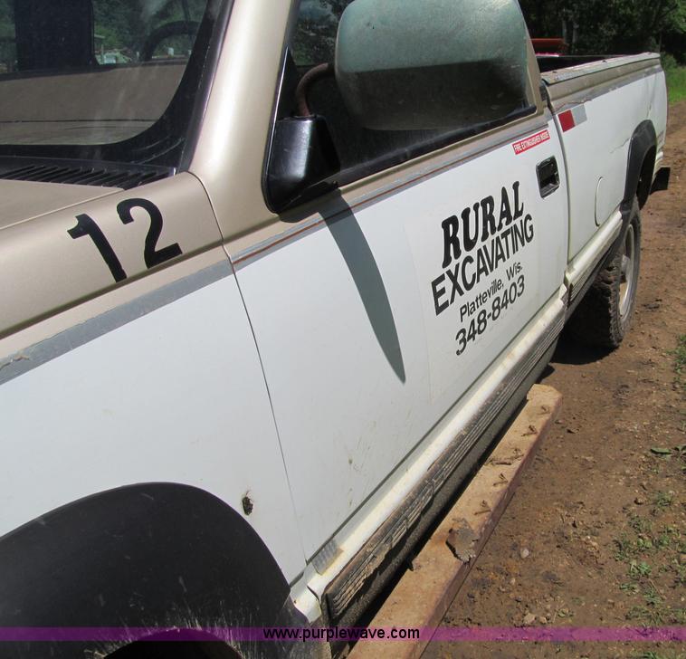 image for item G8679 1990 Chevrolet 560 pickup truck