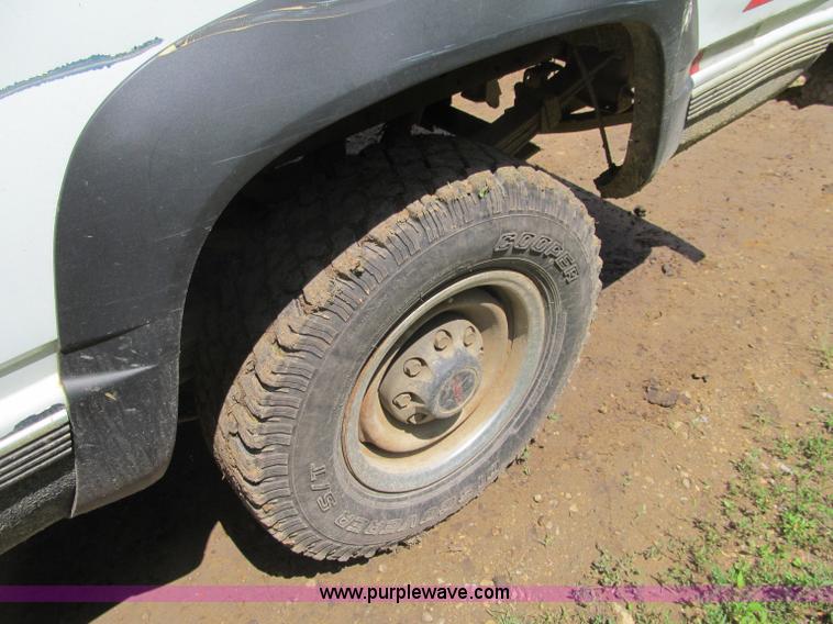 image for item G8679 1990 Chevrolet 560 pickup truck