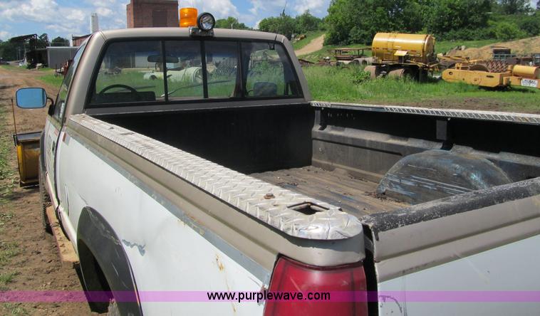 image for item G8679 1990 Chevrolet 560 pickup truck