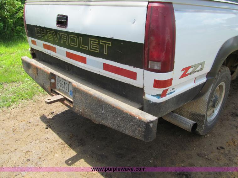 image for item G8679 1990 Chevrolet 560 pickup truck
