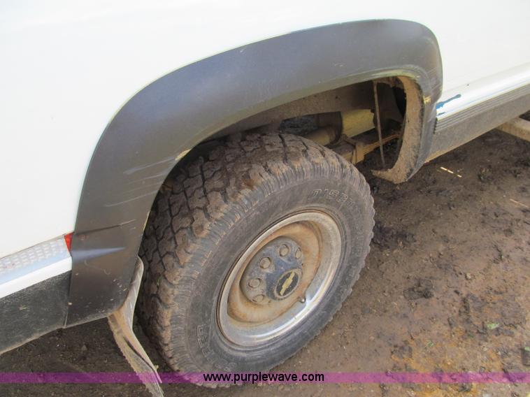 image for item G8679 1990 Chevrolet 560 pickup truck