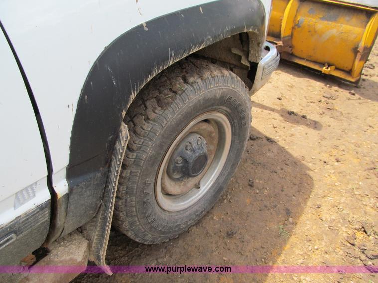 image for item G8679 1990 Chevrolet 560 pickup truck