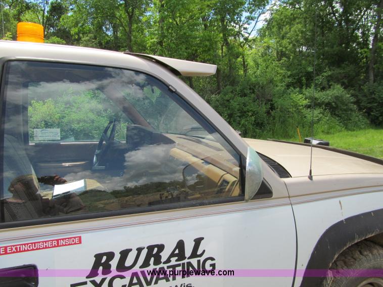 image for item G8679 1990 Chevrolet 560 pickup truck