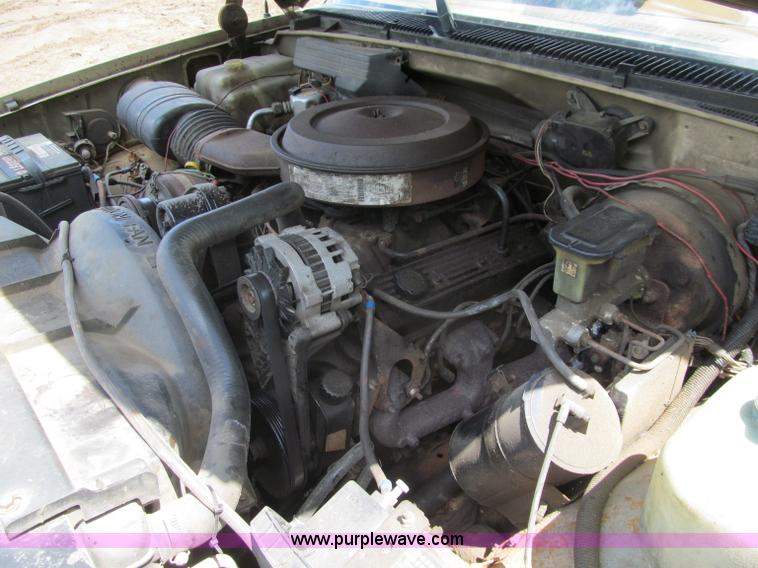 image for item G8679 1990 Chevrolet 560 pickup truck