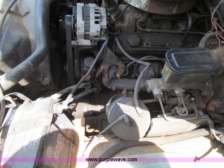 image for item G8679 1990 Chevrolet 560 pickup truck