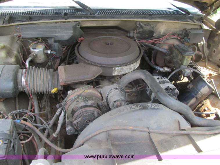 image for item G8679 1990 Chevrolet 560 pickup truck