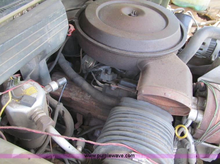 image for item G8679 1990 Chevrolet 560 pickup truck