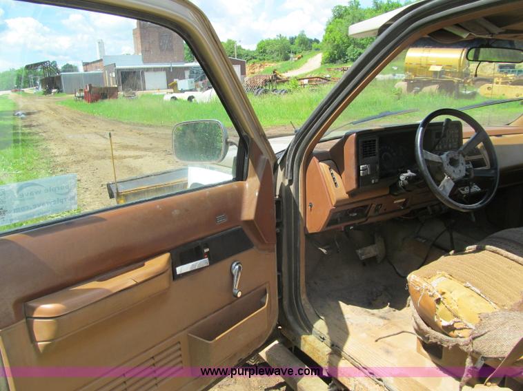 image for item G8679 1990 Chevrolet 560 pickup truck