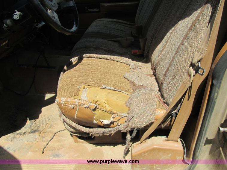 image for item G8679 1990 Chevrolet 560 pickup truck