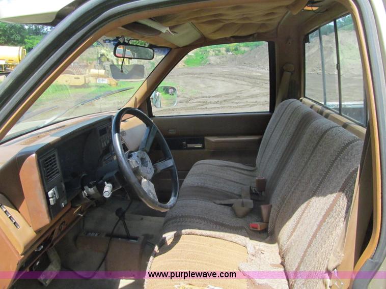 image for item G8679 1990 Chevrolet 560 pickup truck