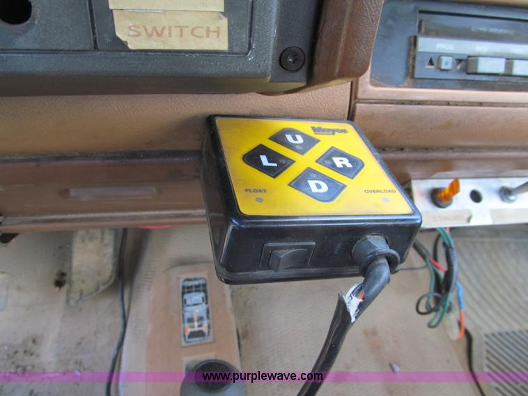 image for item G8679 1990 Chevrolet 560 pickup truck