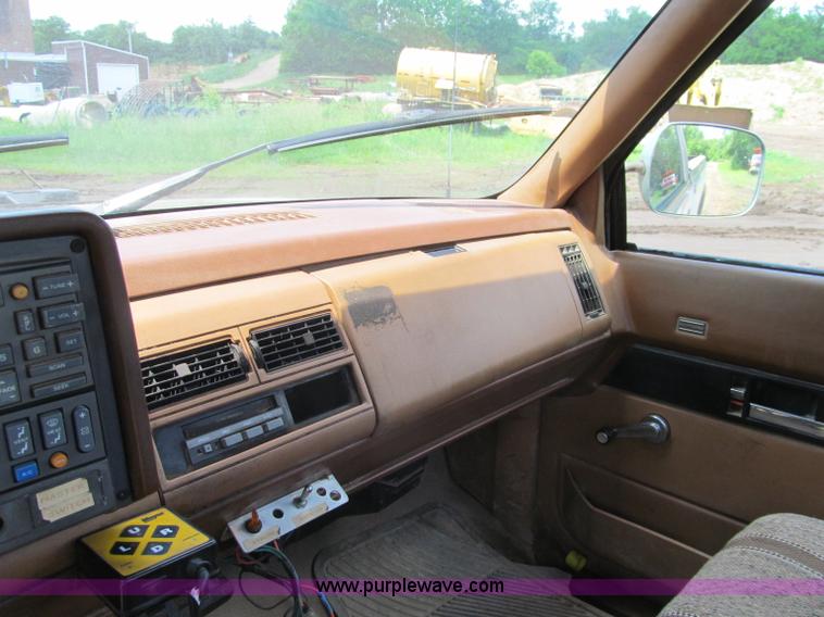 image for item G8679 1990 Chevrolet 560 pickup truck