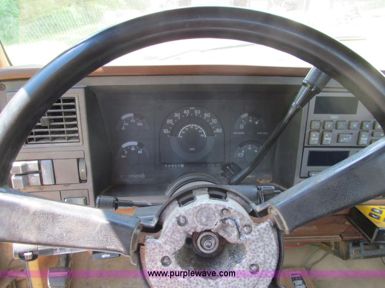 image for item G8679 1990 Chevrolet 560 pickup truck