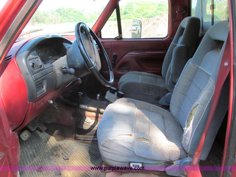 image for item G8682 1992 Ford F350 flatbed truck