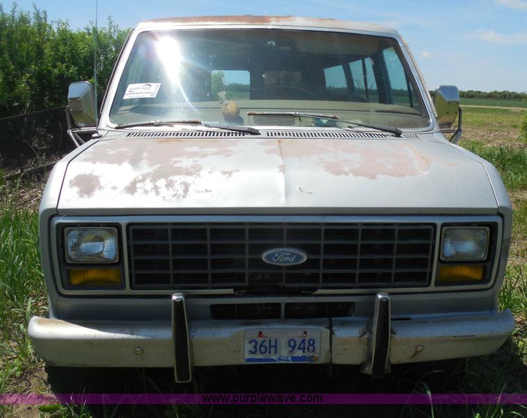 image for item H3090 1984 Ford Club Wagon E250 Super van