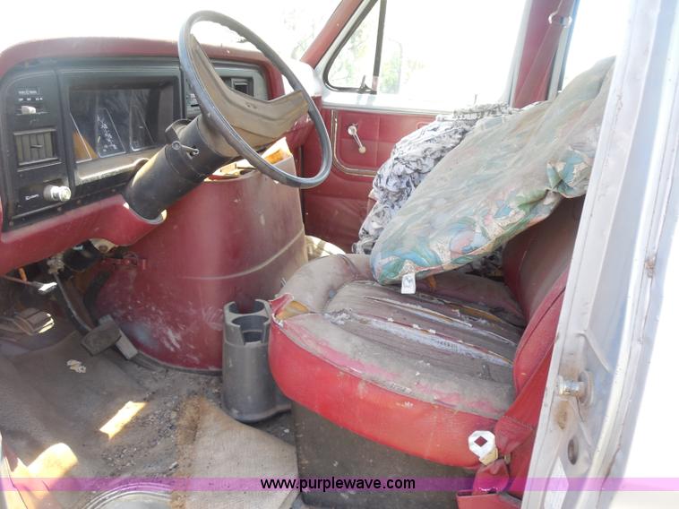 image for item H3090 1984 Ford Club Wagon E250 Super van