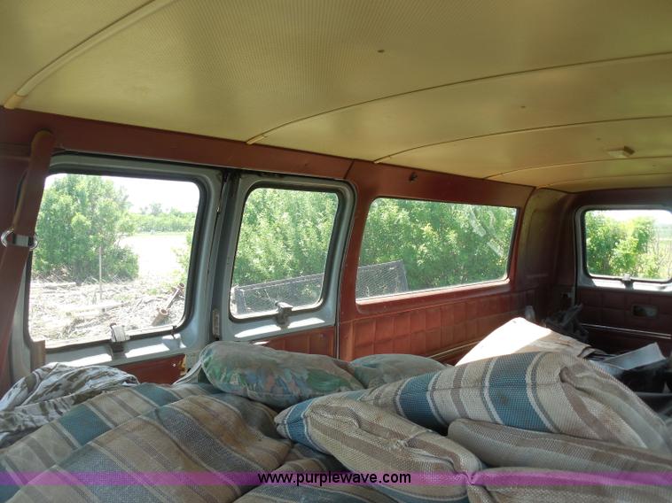 image for item H3090 1984 Ford Club Wagon E250 Super van
