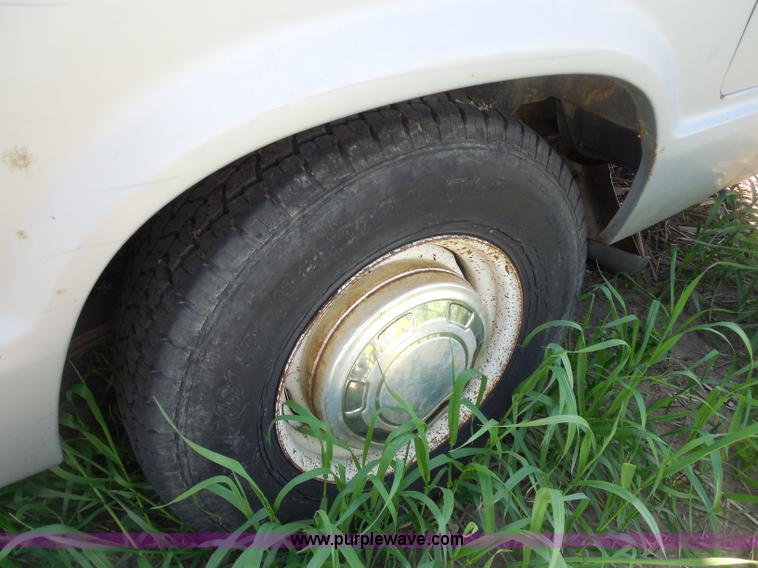 image for item H3090 1984 Ford Club Wagon E250 Super van