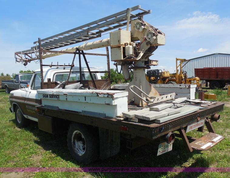 image for item H3091 1972 Ford F250 flatbed ladder/boom truck
