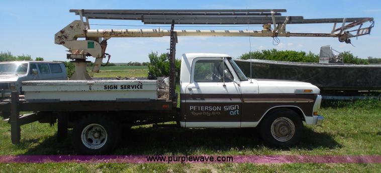 image for item H3091 1972 Ford F250 flatbed ladder/boom truck