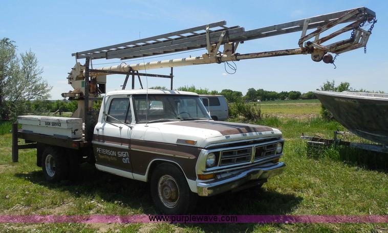 image for item H3091 1972 Ford F250 flatbed ladder/boom truck