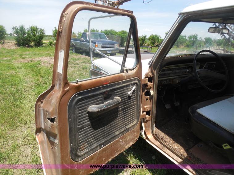 image for item H3091 1972 Ford F250 flatbed ladder/boom truck