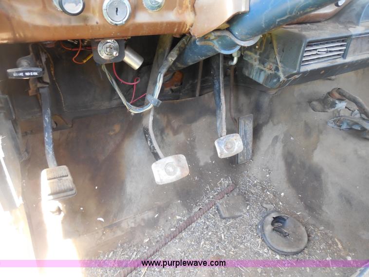 image for item H3091 1972 Ford F250 flatbed ladder/boom truck