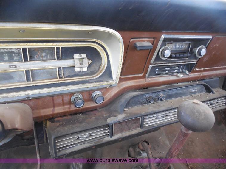 image for item H3091 1972 Ford F250 flatbed ladder/boom truck