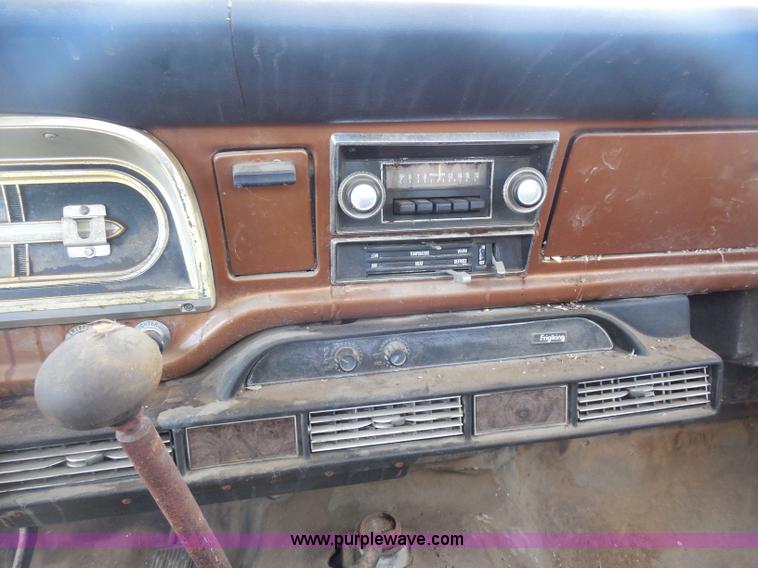 image for item H3091 1972 Ford F250 flatbed ladder/boom truck