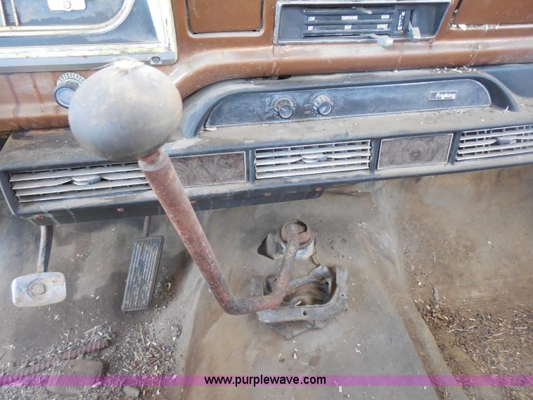 image for item H3091 1972 Ford F250 flatbed ladder/boom truck