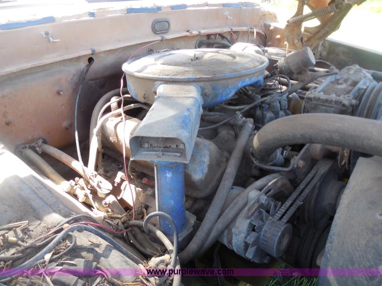 image for item H3091 1972 Ford F250 flatbed ladder/boom truck