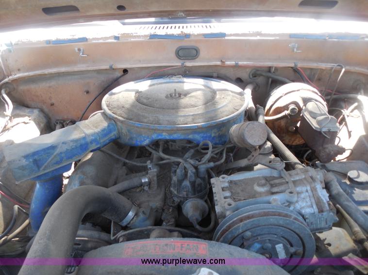 image for item H3091 1972 Ford F250 flatbed ladder/boom truck