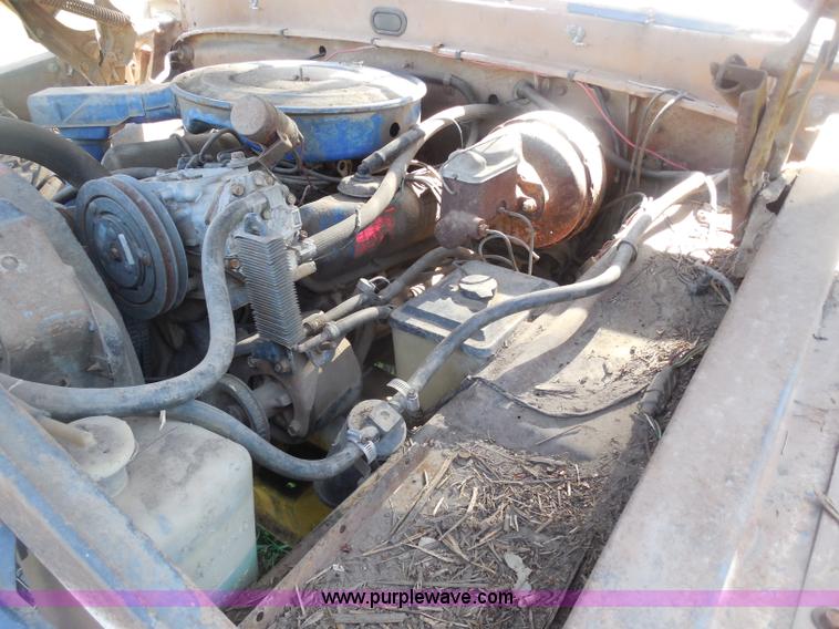 image for item H3091 1972 Ford F250 flatbed ladder/boom truck