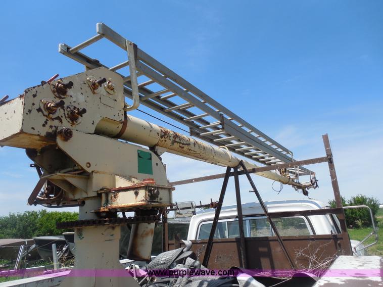 image for item H3091 1972 Ford F250 flatbed ladder/boom truck