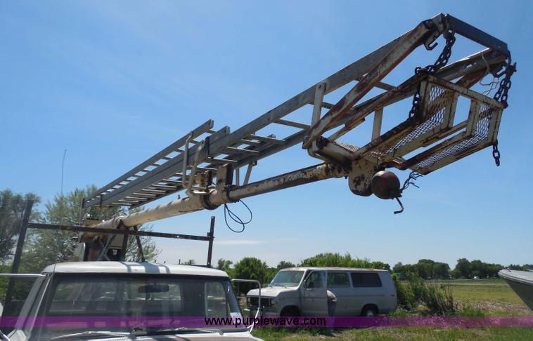 image for item H3091 1972 Ford F250 flatbed ladder/boom truck