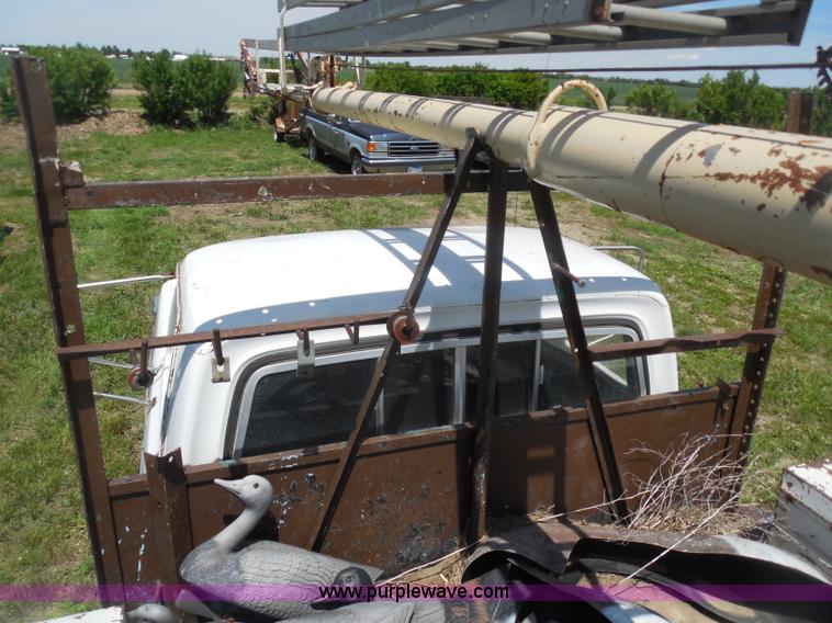 image for item H3091 1972 Ford F250 flatbed ladder/boom truck