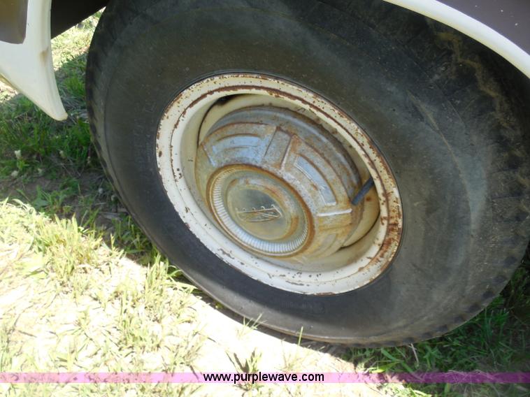 image for item H3091 1972 Ford F250 flatbed ladder/boom truck