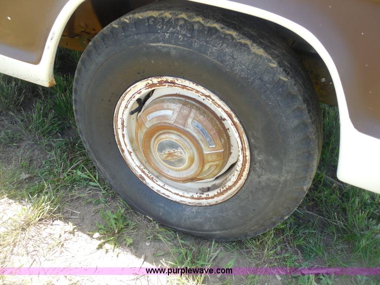 image for item H3091 1972 Ford F250 flatbed ladder/boom truck