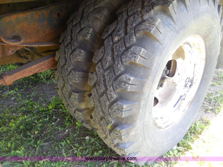 image for item H3091 1972 Ford F250 flatbed ladder/boom truck