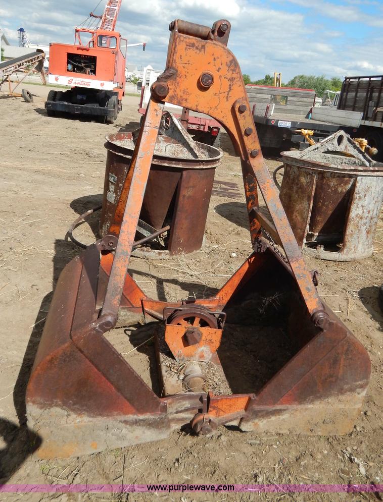 image for item AA9768 33"W clamshell bucket