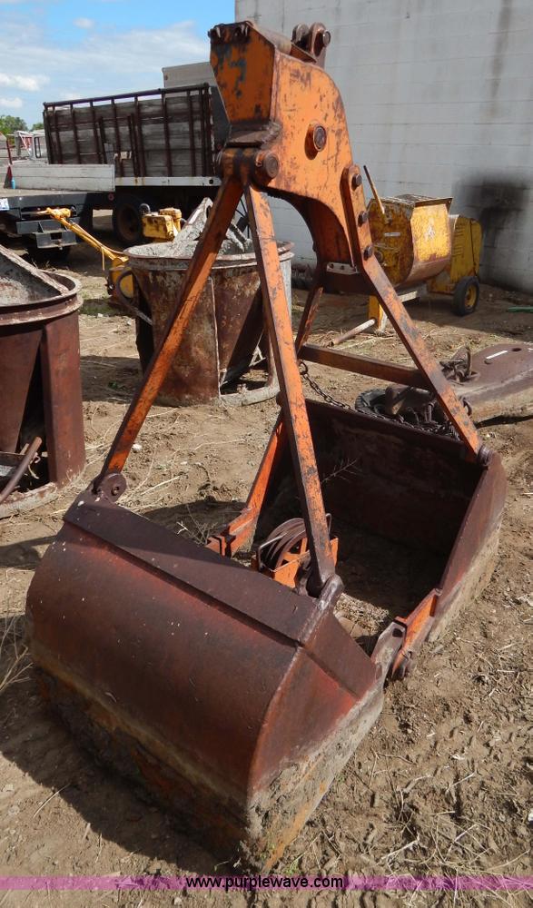 image for item AA9768 33"W clamshell bucket