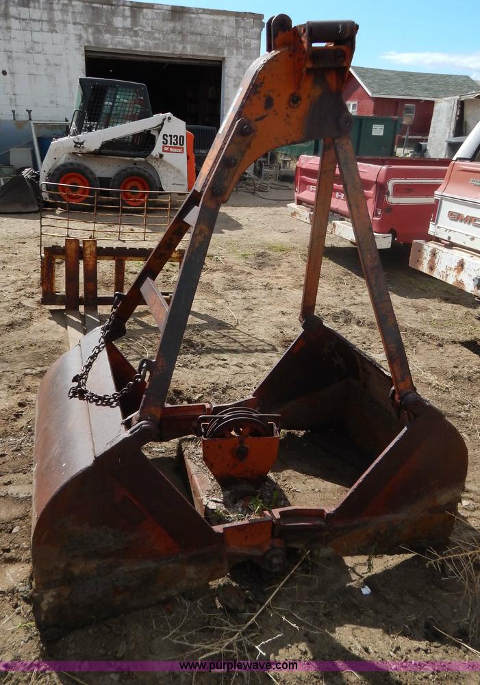 image for item AA9768 33"W clamshell bucket