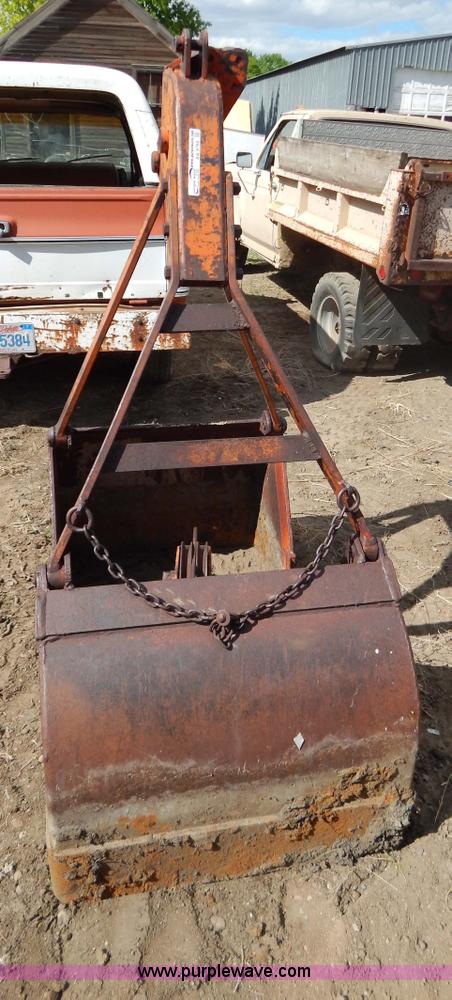 image for item AA9768 33"W clamshell bucket