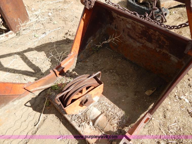 image for item AA9768 33"W clamshell bucket