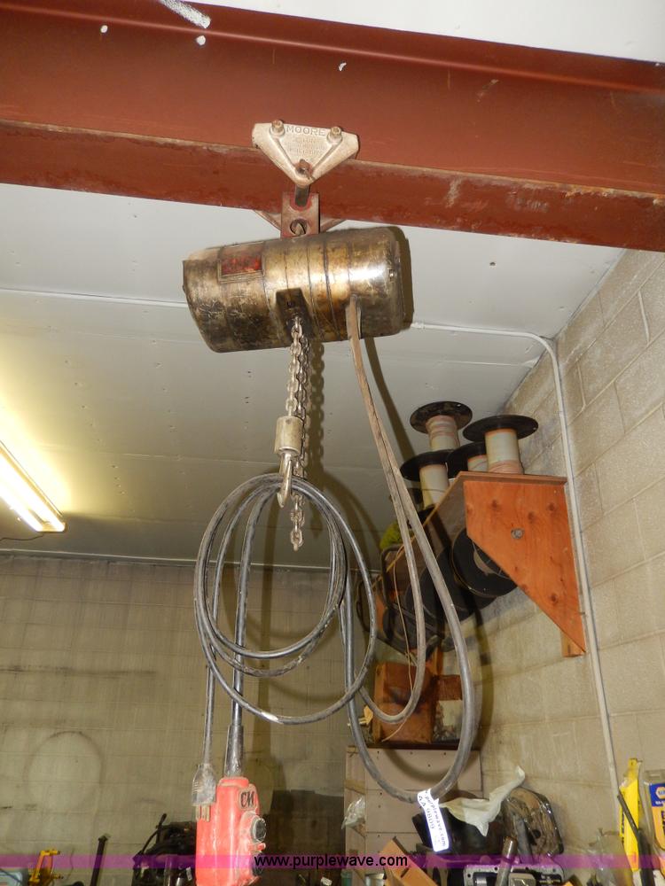 image for item AA9809 (3) assorted chain hoists