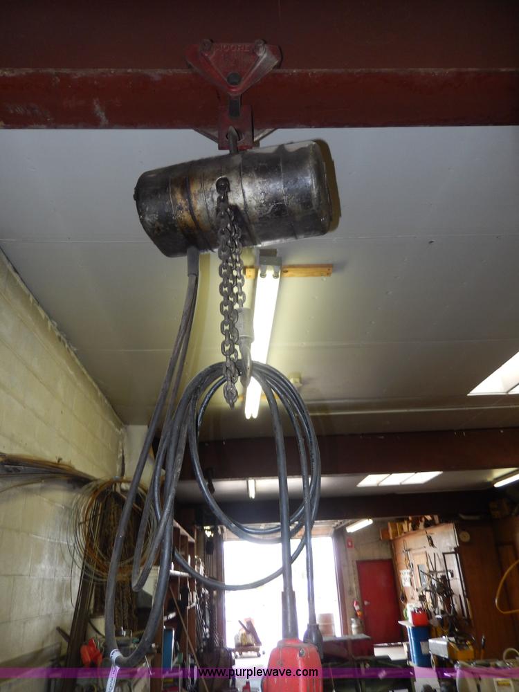 image for item AA9809 (3) assorted chain hoists