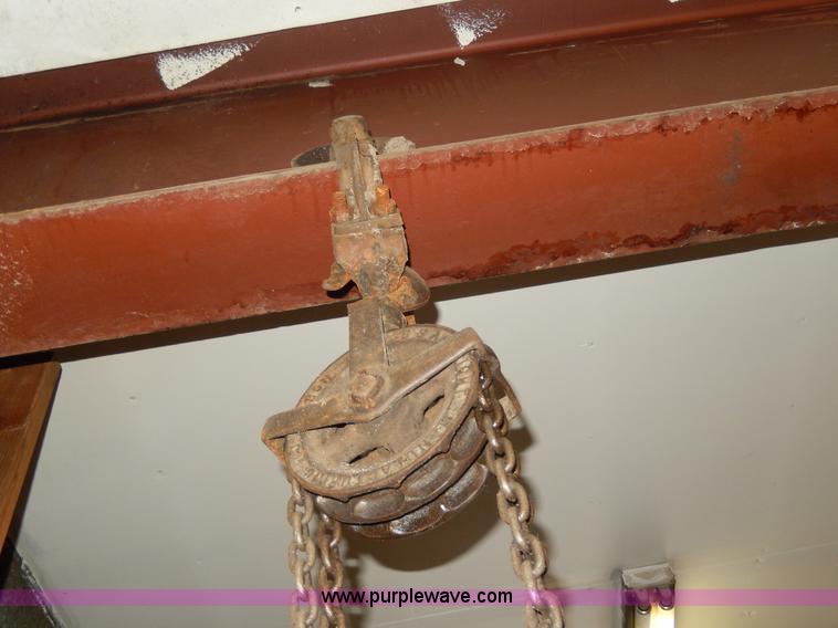 image for item AA9809 (3) assorted chain hoists