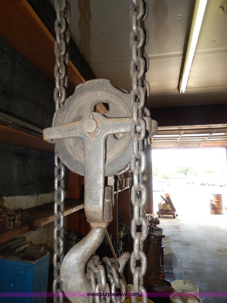 image for item AA9809 (3) assorted chain hoists