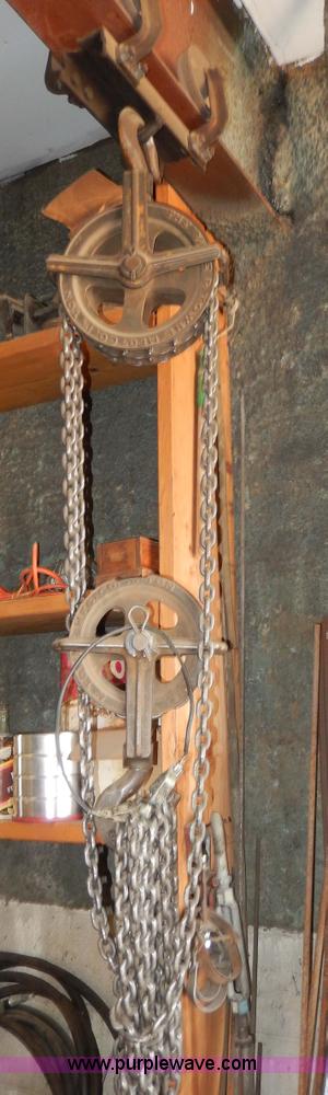 image for item AA9809 (3) assorted chain hoists