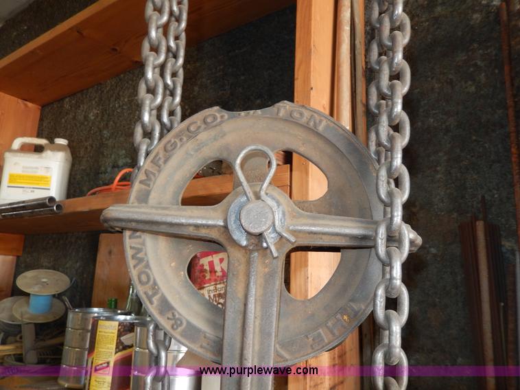 image for item AA9809 (3) assorted chain hoists